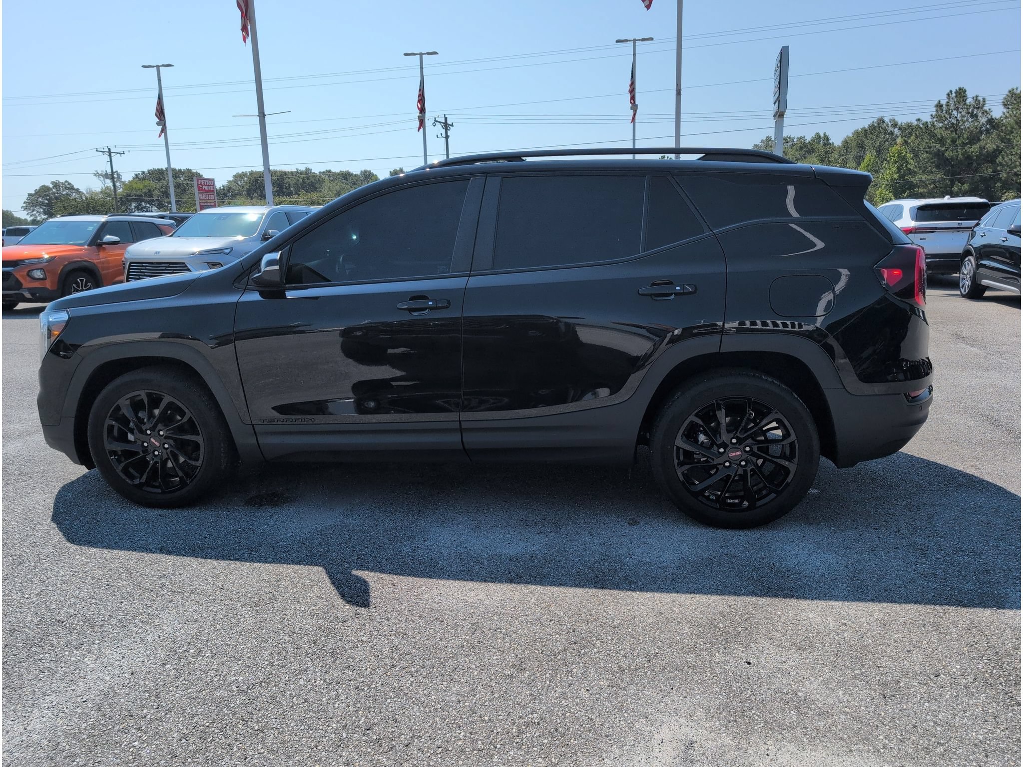 Used 2024 GMC Terrain SLE w/ Driver Convenience Package FWD image 3