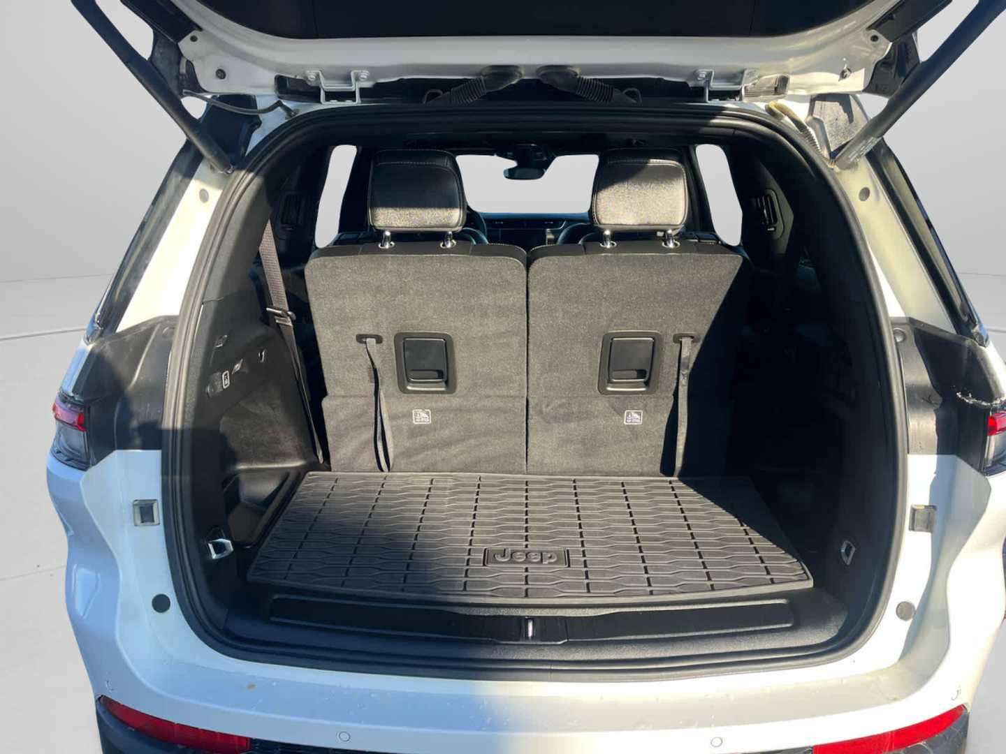 Used 2023 Jeep Grand Cherokee L Laredo image 22