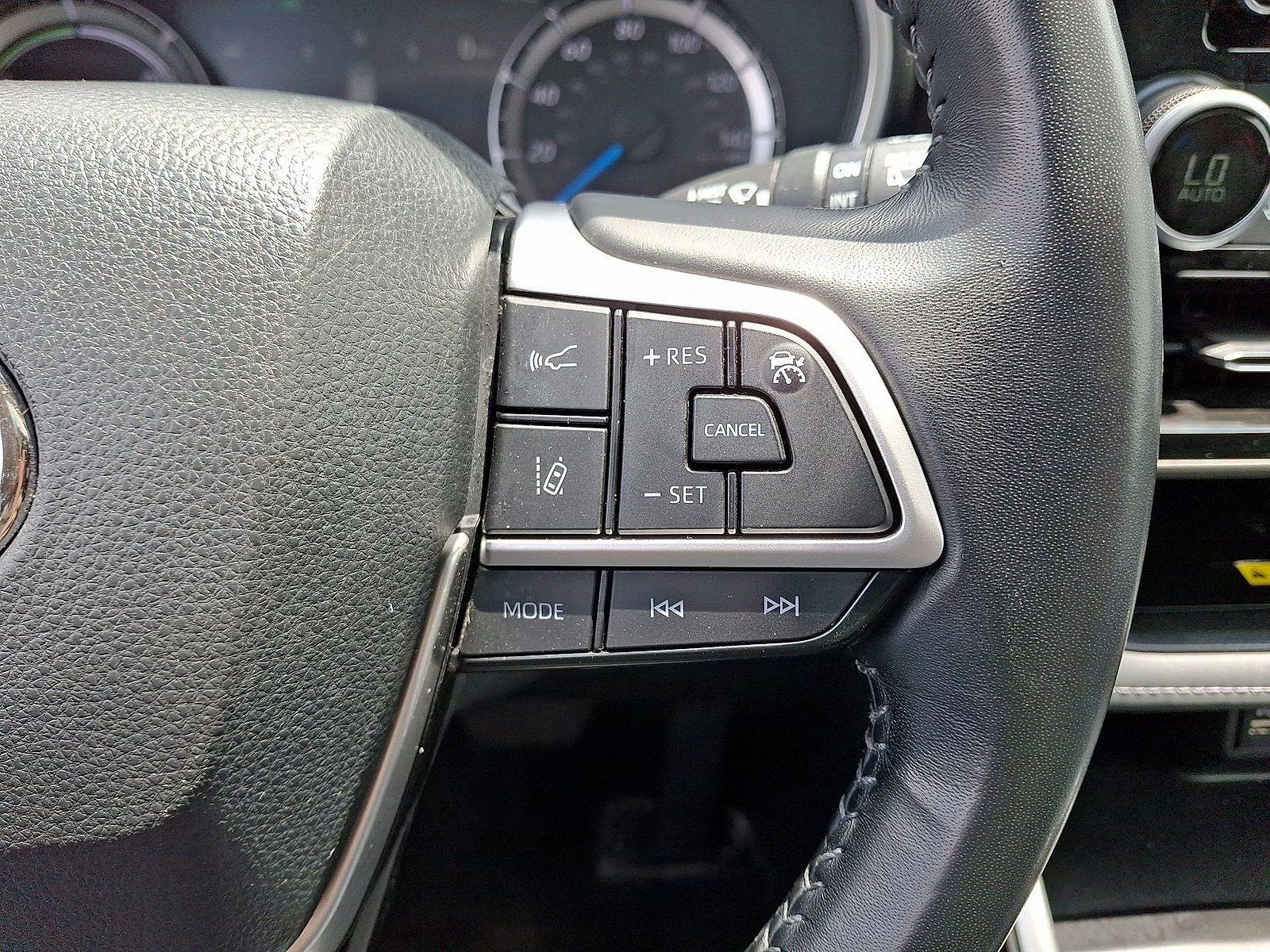 Used 2023 Toyota Highlander XLE AWD/4WD image 18