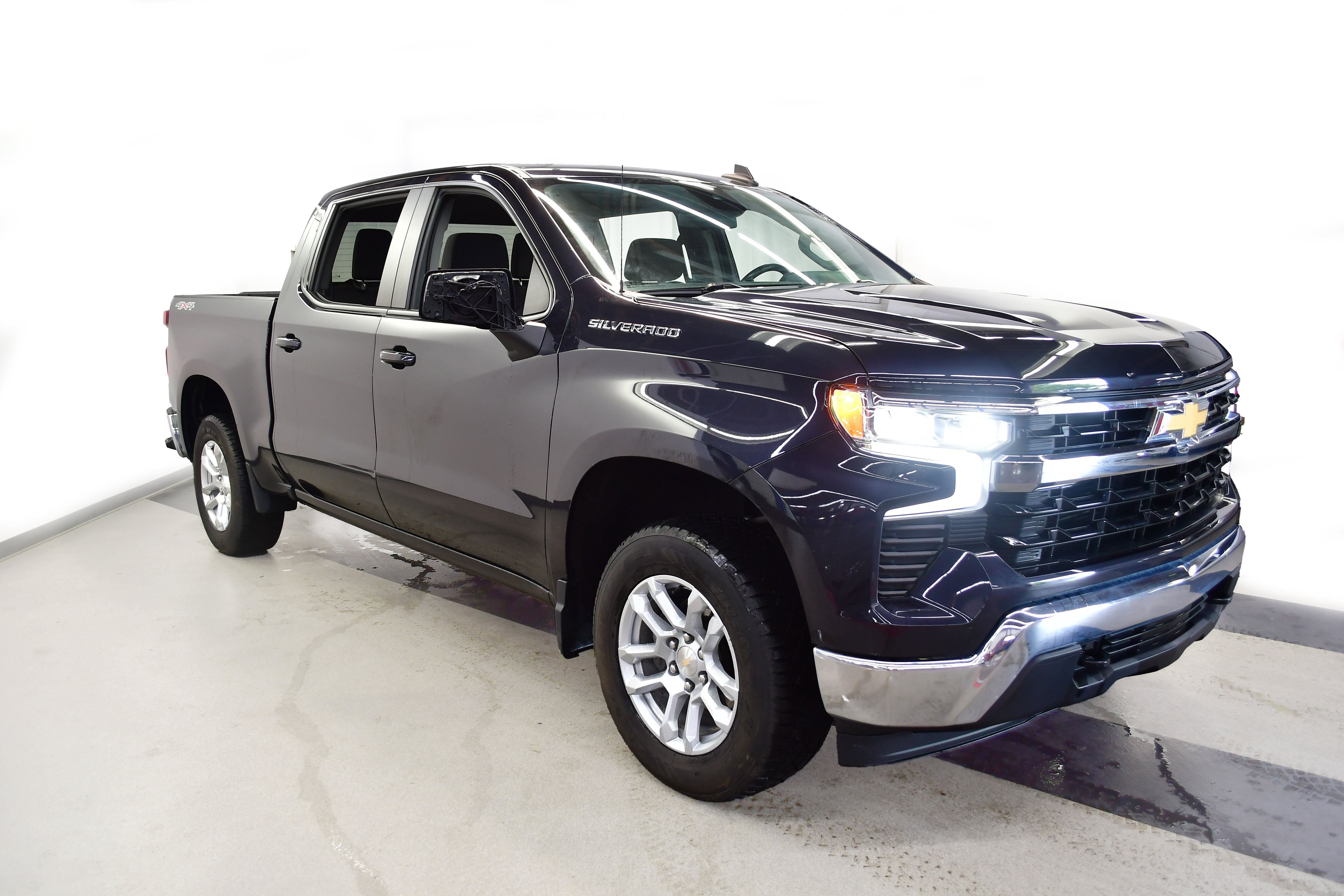 Used 2022 Chevrolet Silverado 1500 LT AWD/4WD image 2