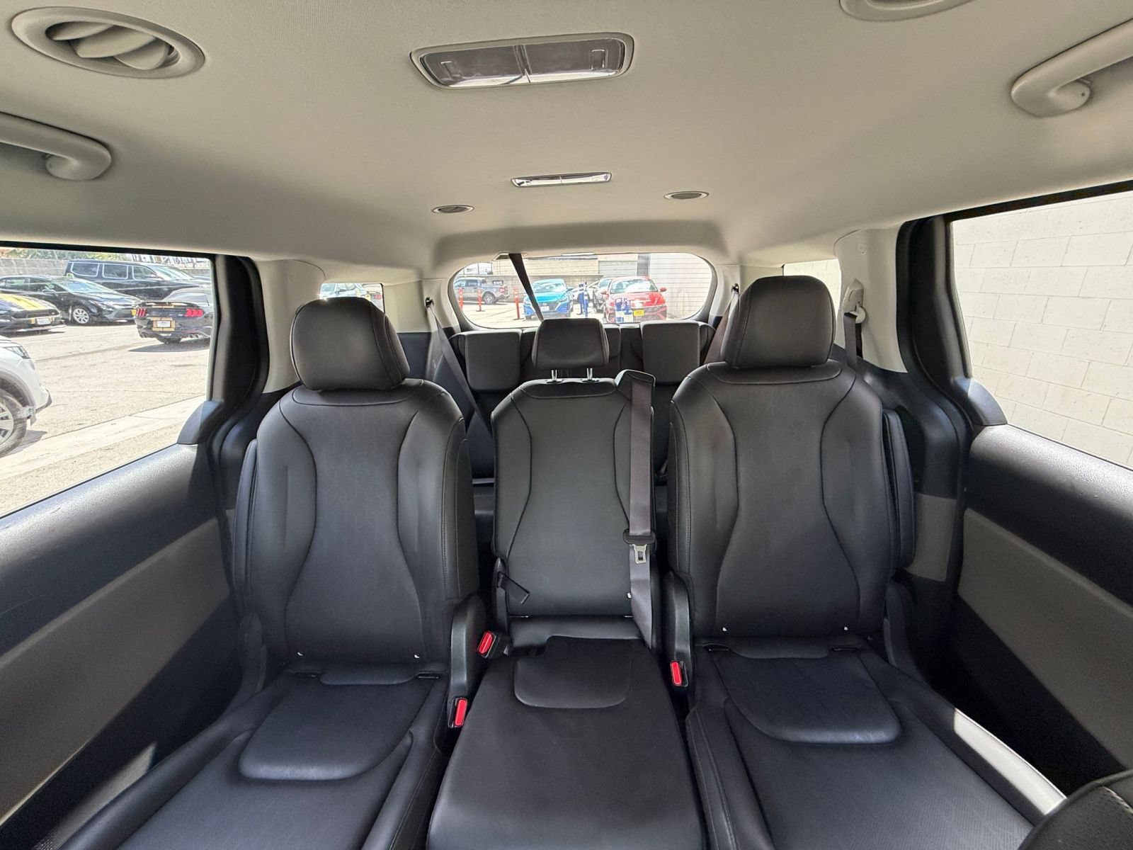 Used 2026 Kia Carnival FWD image 41