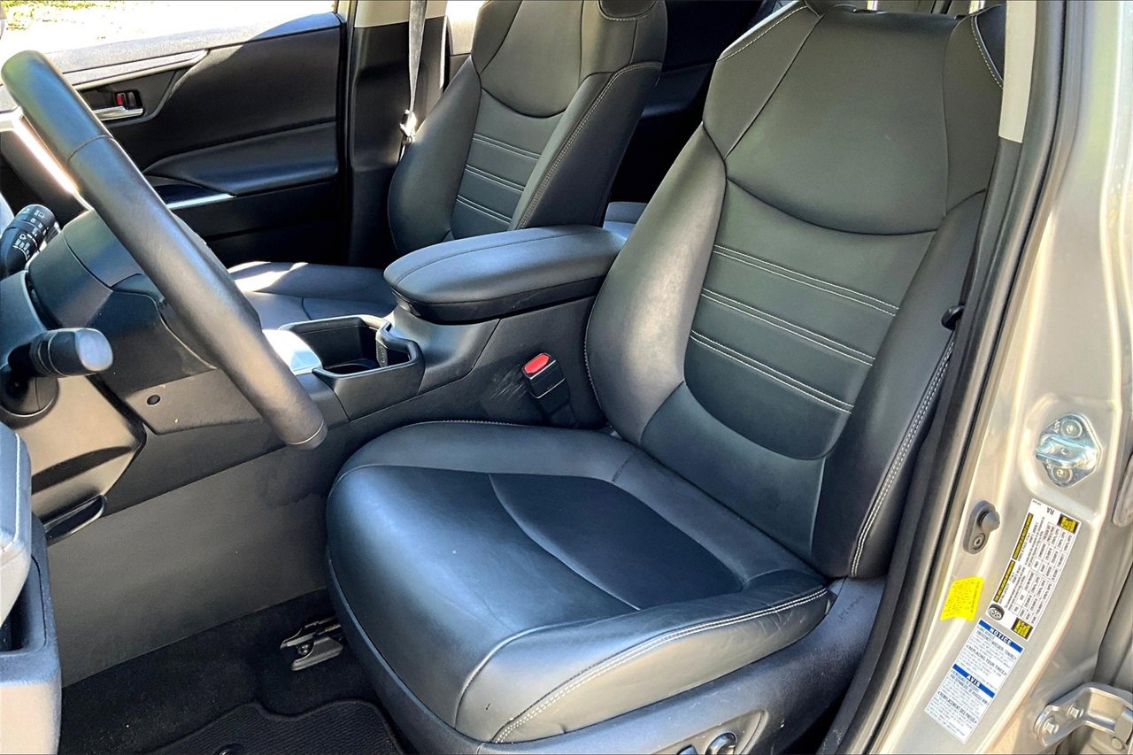 Used 2022 Toyota RAV4 XLE Premium image 17