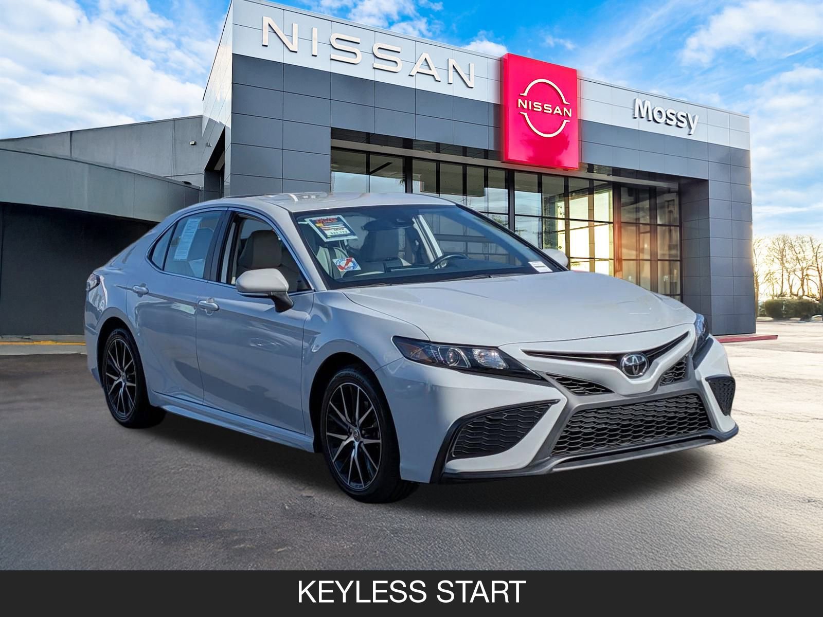 Used 2023 Toyota Camry SE image 2