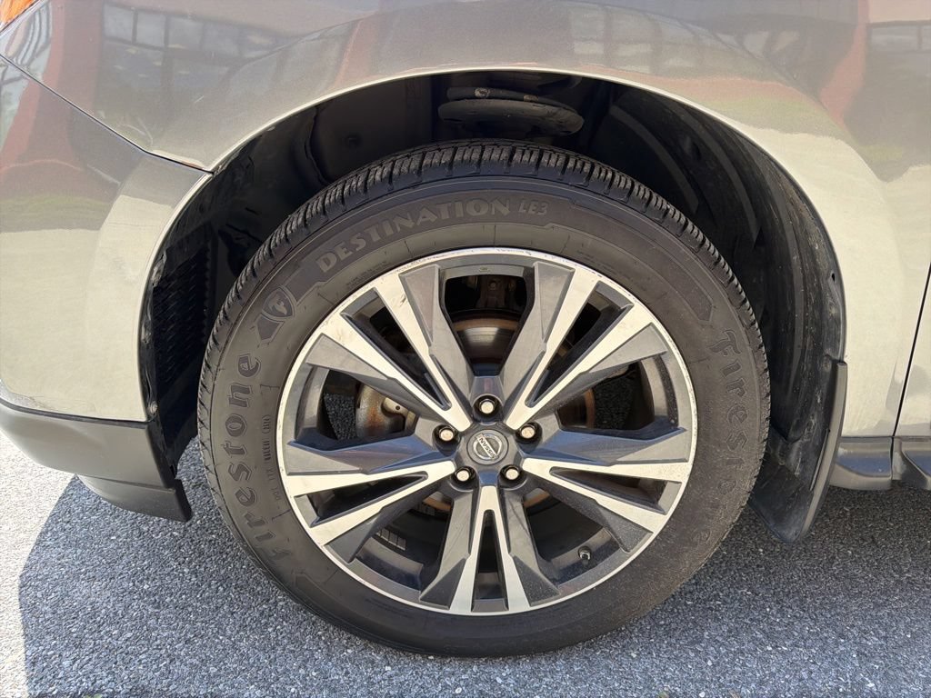 Used 2017 Nissan Pathfinder Platinum w/ Family Entertainment Package AWD/4WD image 10