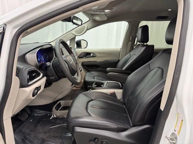 Used 2024 Chrysler Pacifica Select image 6