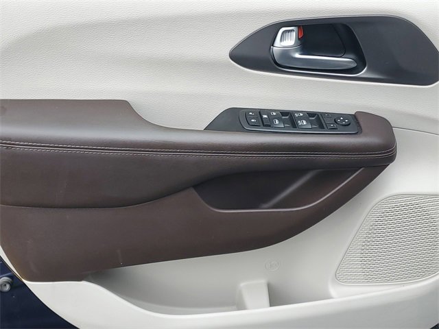 Used 2019 Chrysler Pacifica Touring-L w/ Advanced Safetytec Group image 15