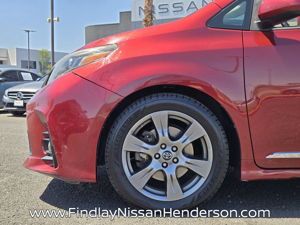 Used 2018 Toyota Sienna SE Premium w/ Carpet Mat Package FWD image 9