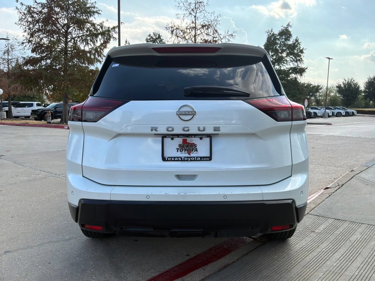 Used 2025 Nissan Rogue SV FWD image 7
