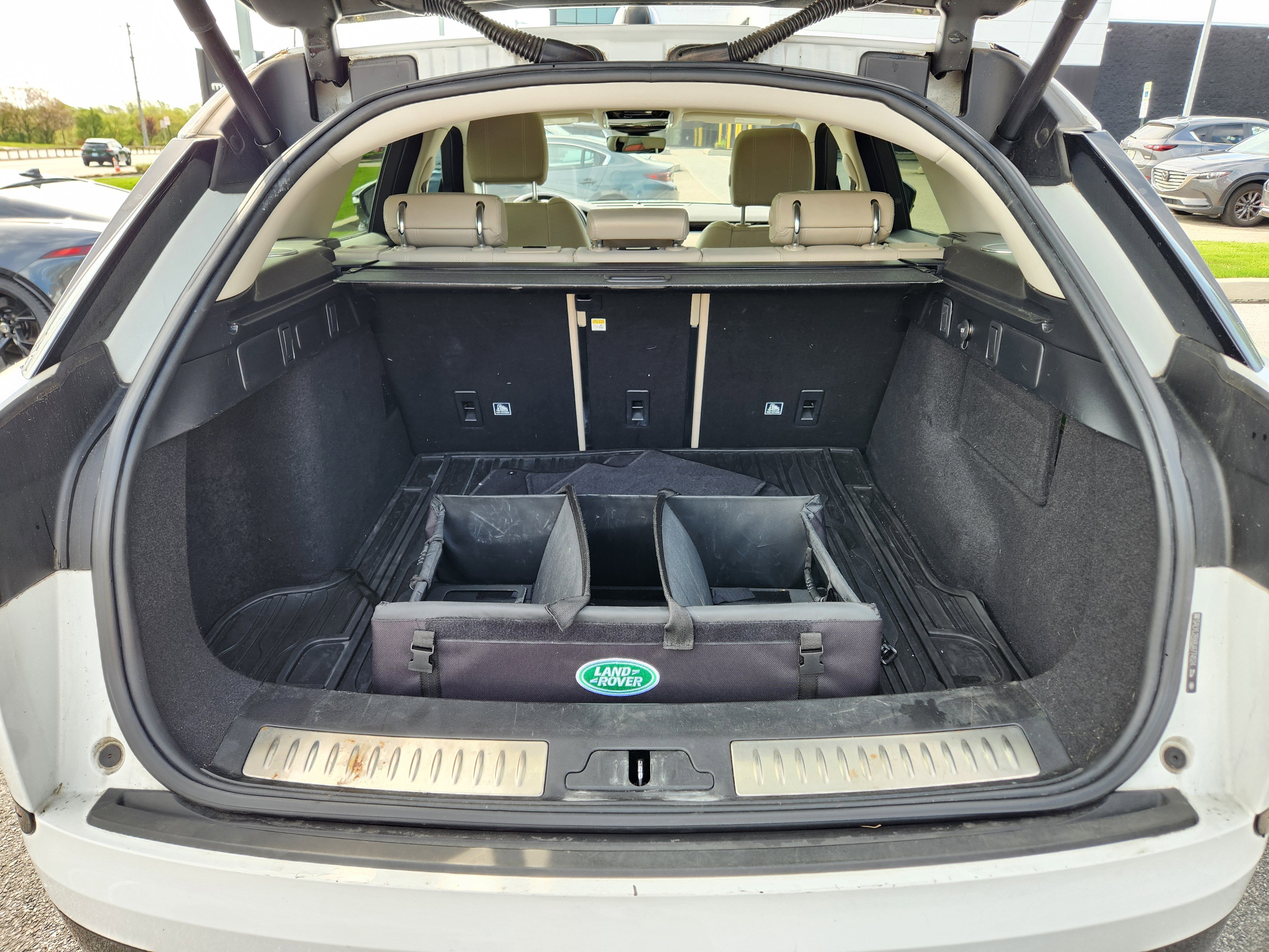 Used 2018 Land Rover Range Rover Velar R-Dynamic SE AWD/4WD image 8