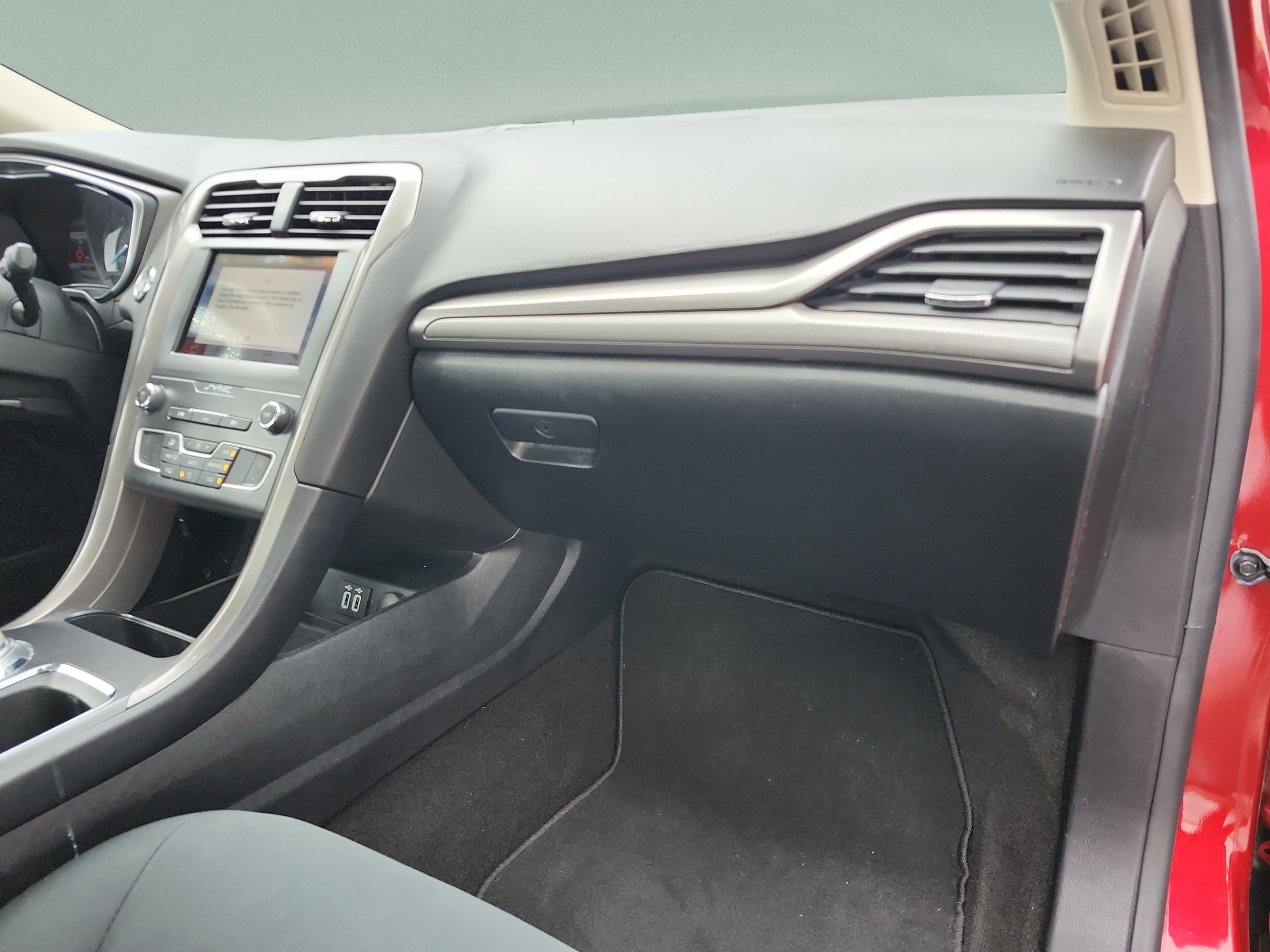 Used 2019 Ford Fusion SE FWD image 20