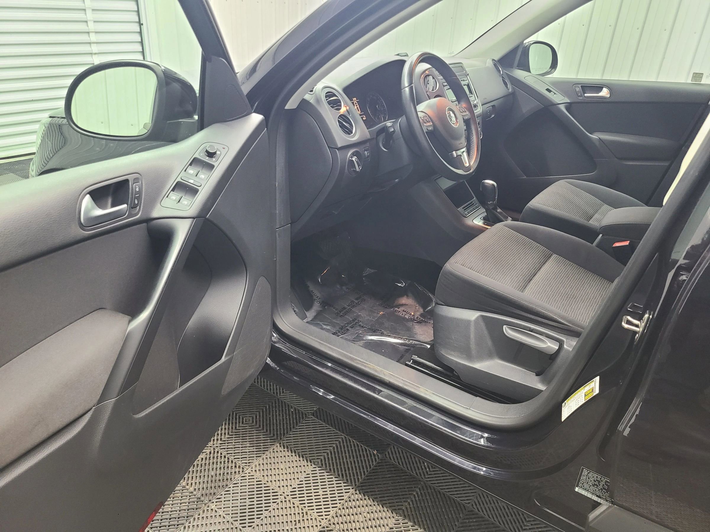 Used 2014 Volkswagen Tiguan S image 20