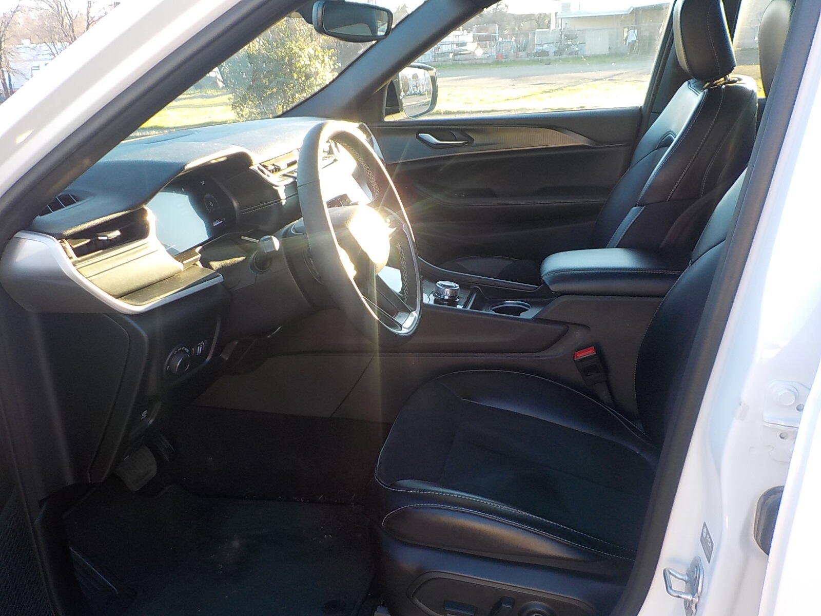 Used 2024 Jeep Grand Cherokee Altitude image 18