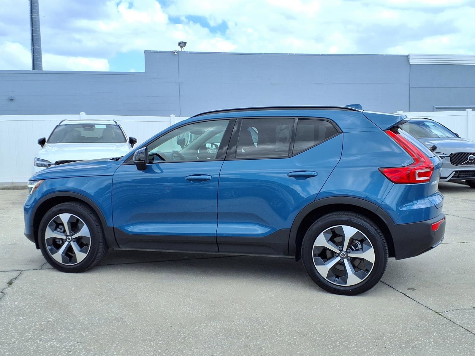 Used 2023 Volvo XC40 B5 Plus image 4