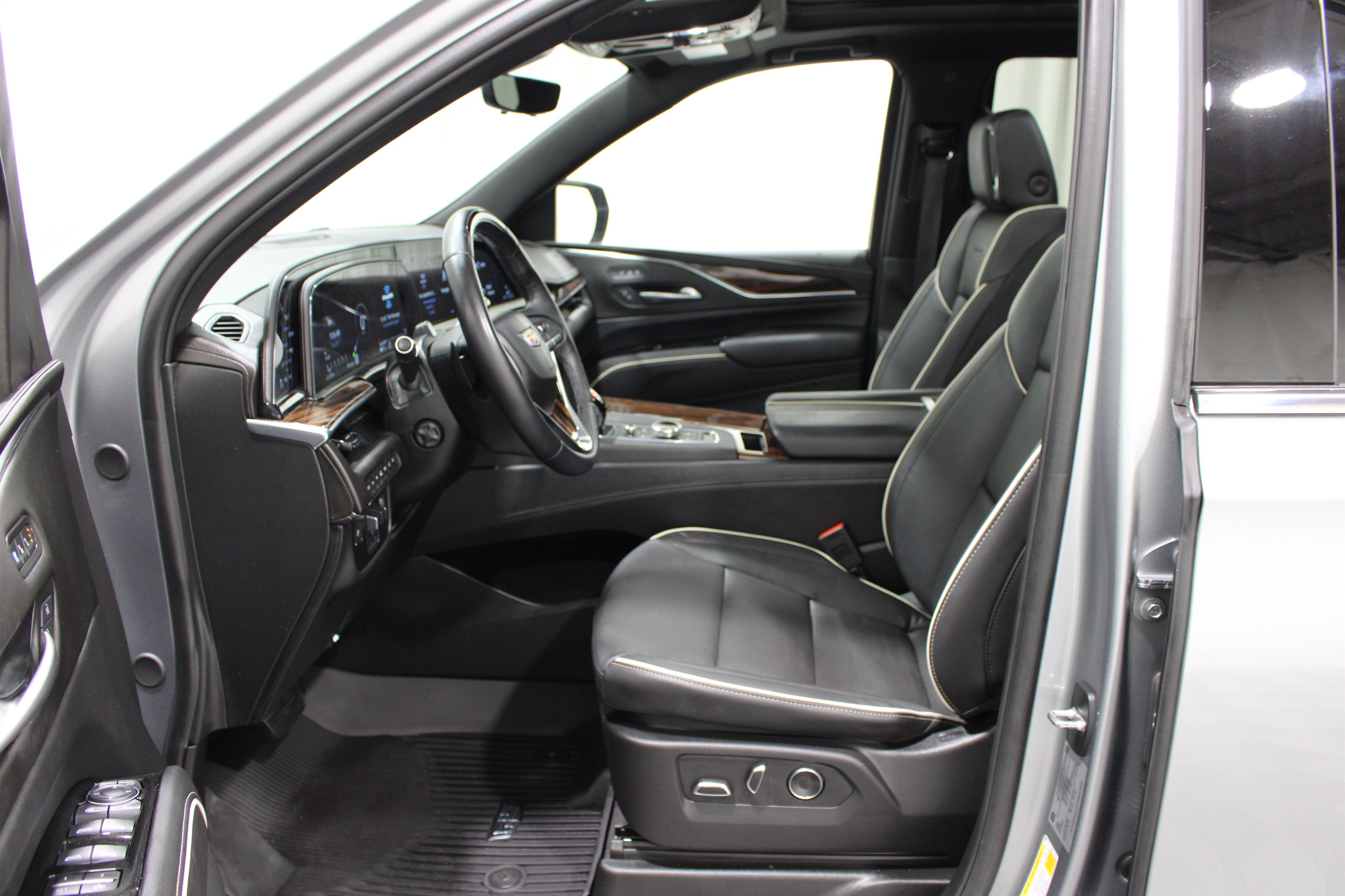 Certified 2024 Cadillac Escalade Premium Luxury w/ Performance Package AWD/4WD image 3