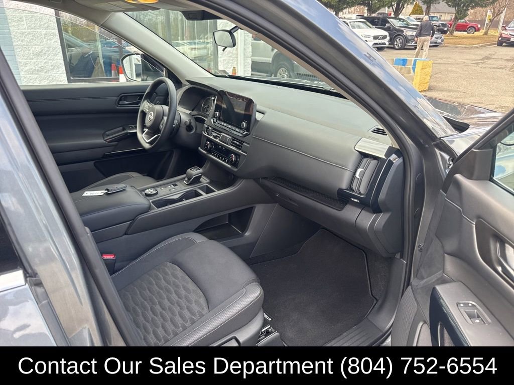 Used 2025 Nissan Pathfinder S image 15