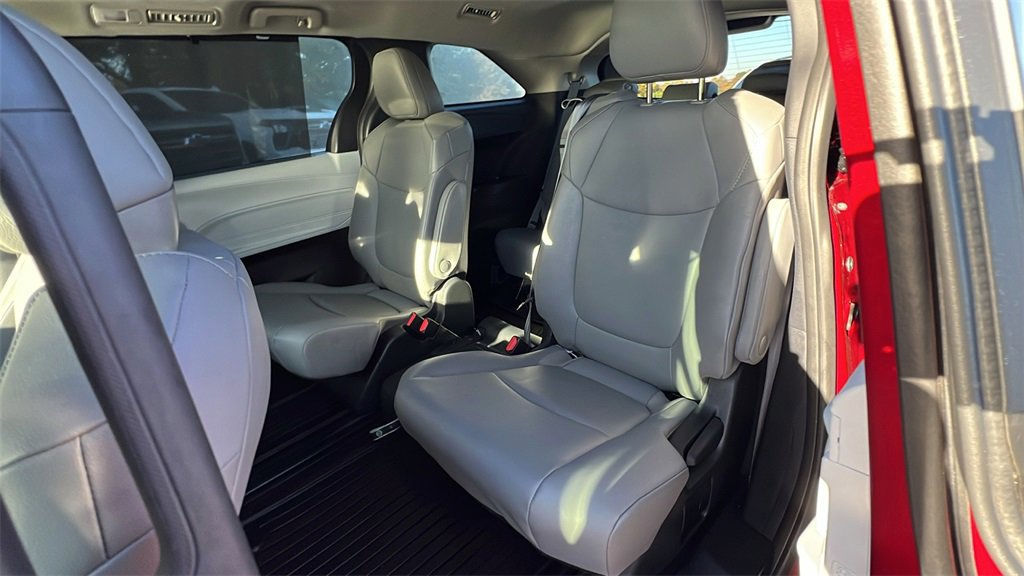 Used 2025 Toyota Sienna XLE image 20