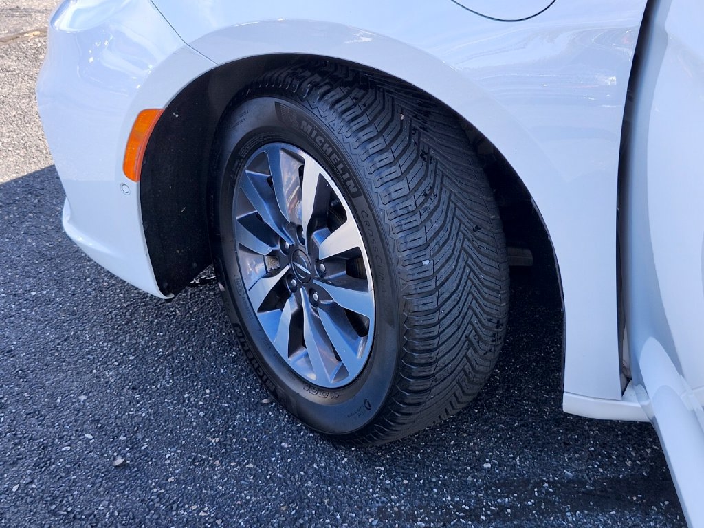 Used 2021 Chrysler Pacifica Touring-L w/ Uconnect Theater Family Group FWD image 35