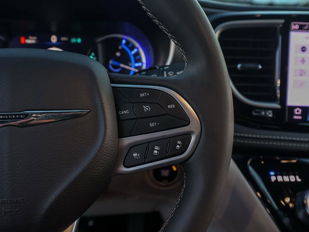 Used 2024 Chrysler Pacifica Select image 26
