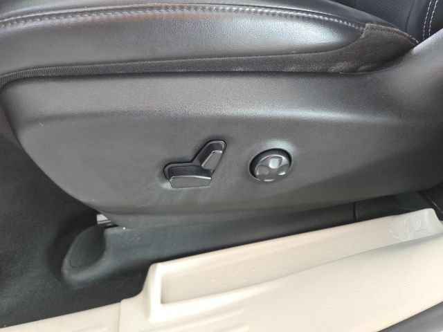 Used 2023 Chrysler Pacifica Touring-L FWD image 39