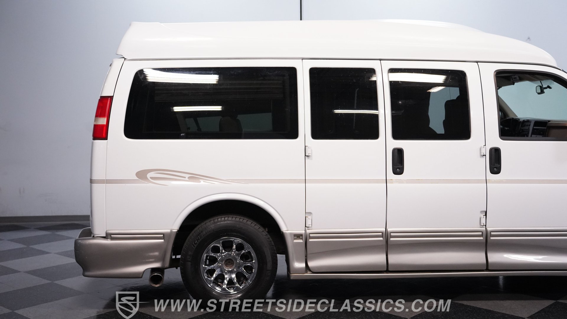Used 2007 Chevrolet Express 1500 w/ Preferred Equipment Group RWD image 24