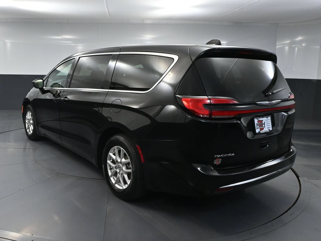 Used 2024 Chrysler Pacifica Touring-L FWD image 6