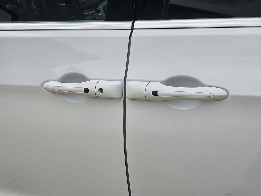 Used 2024 Chrysler Pacifica Select image 34