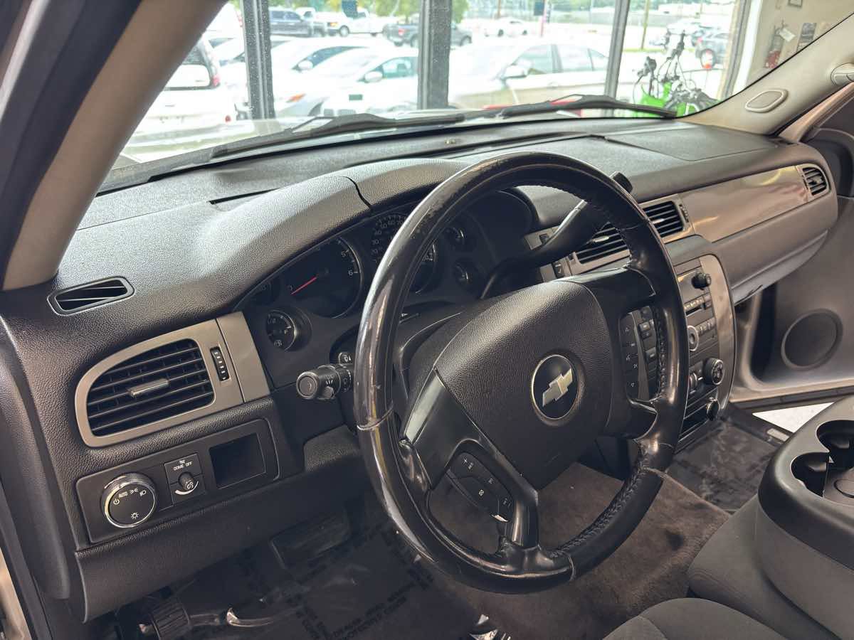 Used 2008 Chevrolet Suburban LS image 13