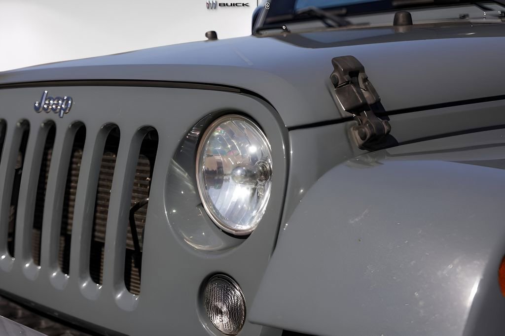 Used 2015 Jeep Wrangler Unlimited Sahara w/ Connectivity Group AWD/4WD image 3