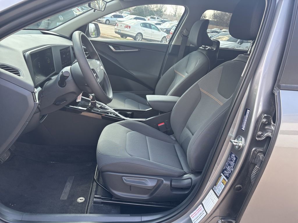 Used 2025 Kia Niro LX image 12