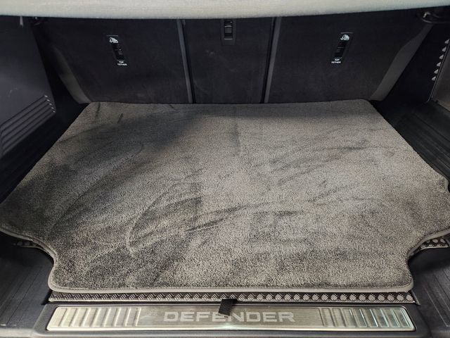 Used 2025 Land Rover Defender 110 image 32