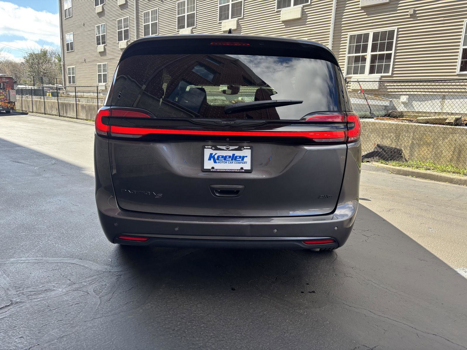 Used 2023 Chrysler Pacifica Touring-L w/ S Appearance Package image 4