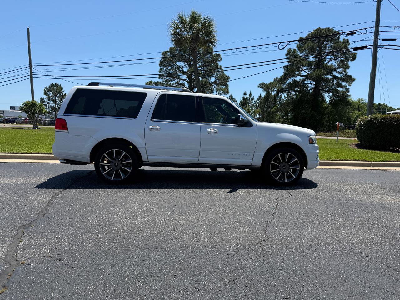Used 2016 Lincoln Navigator L Reserve RWD image 5