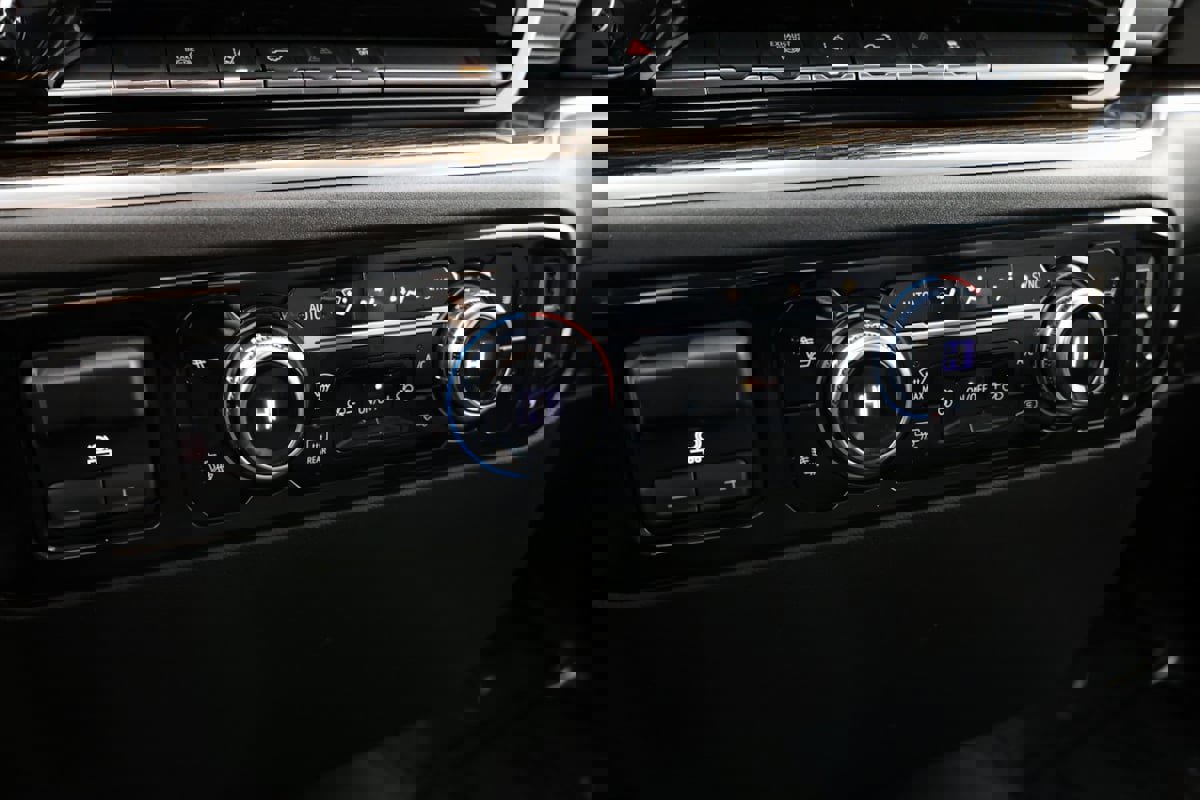 Used 2024 GMC Sierra 3500 SLE w/ SLE Value Package image 28