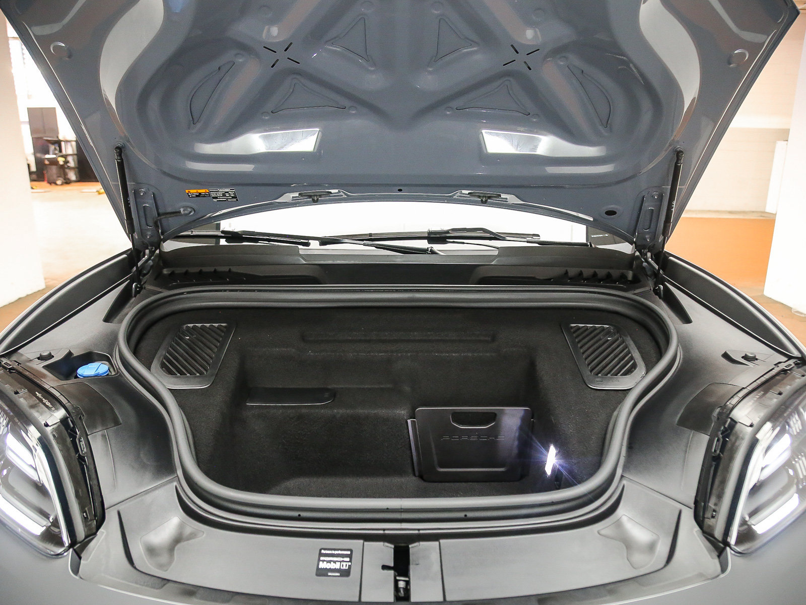 Certified 2025 Porsche Macan 4S Electric AWD/4WD image 32
