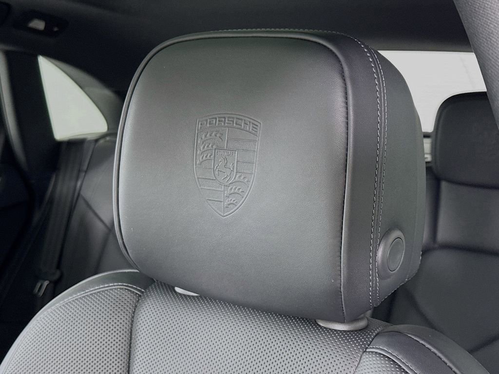 Certified 2025 Porsche Macan AWD/4WD image 14