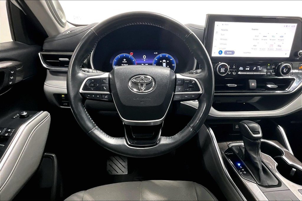 Used 2023 Toyota Highlander Limited FWD image 6
