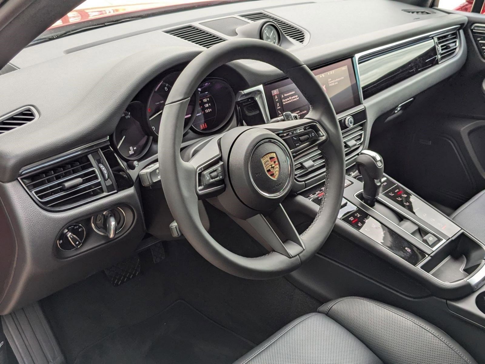 Certified 2025 Porsche Macan image 4