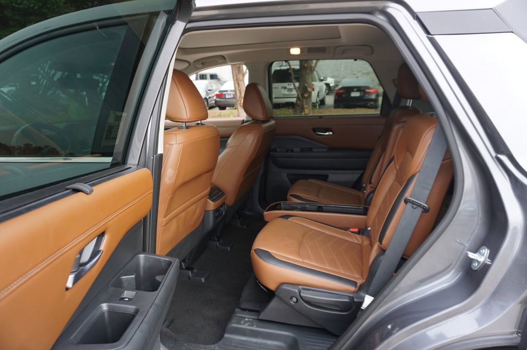 Used 2023 Nissan Pathfinder Platinum image 15