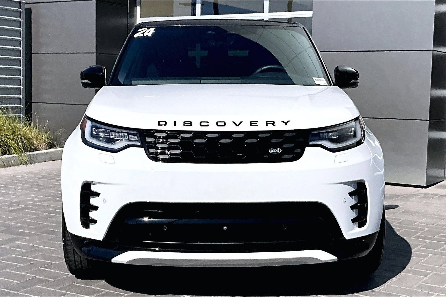 Used 2024 Land Rover Discovery Dynamic SE image 2