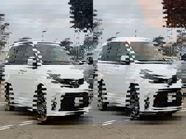 Used 2018 Toyota Sienna SE image 2