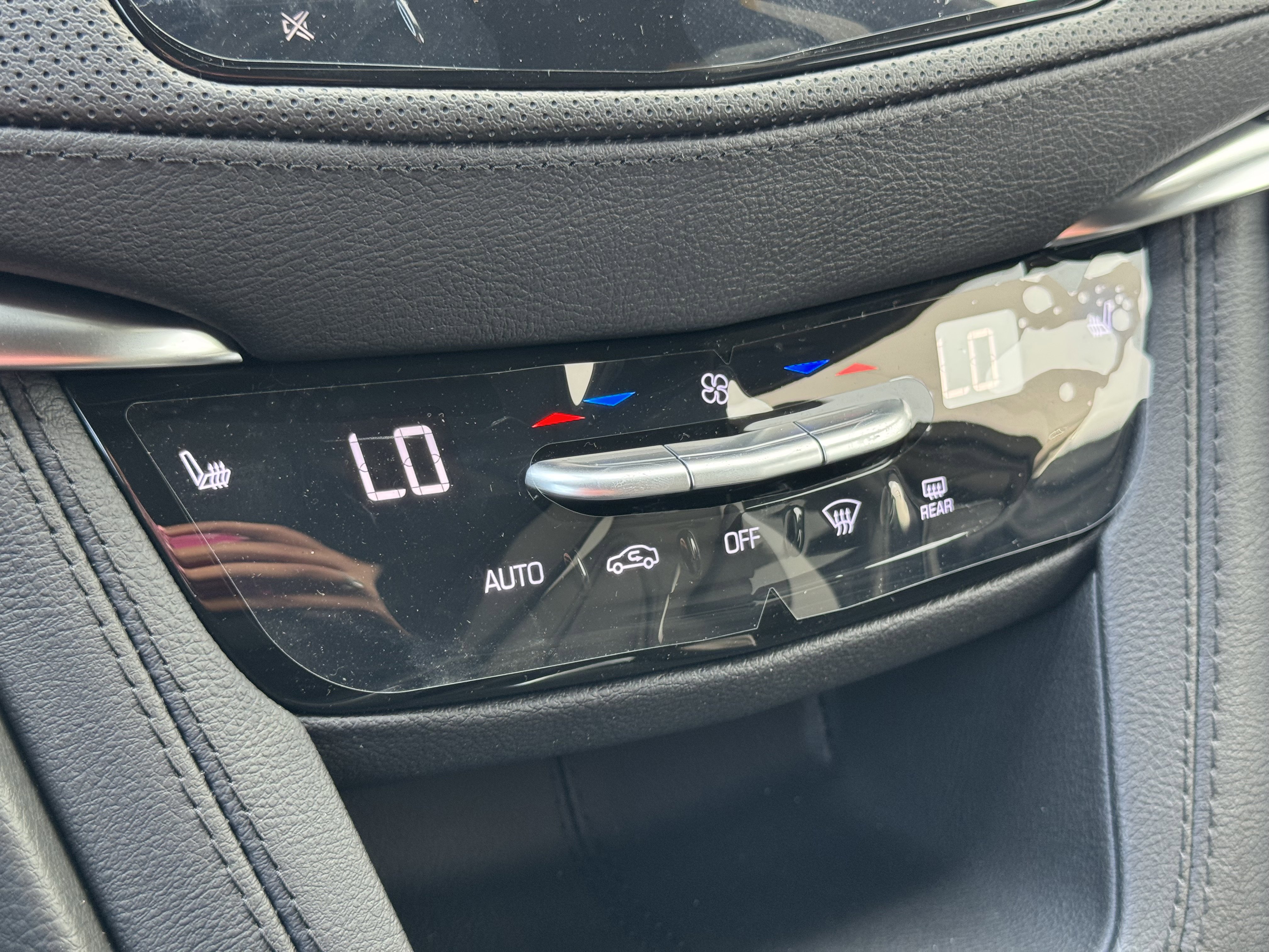 New 2025 Cadillac XT6 Luxury image 25