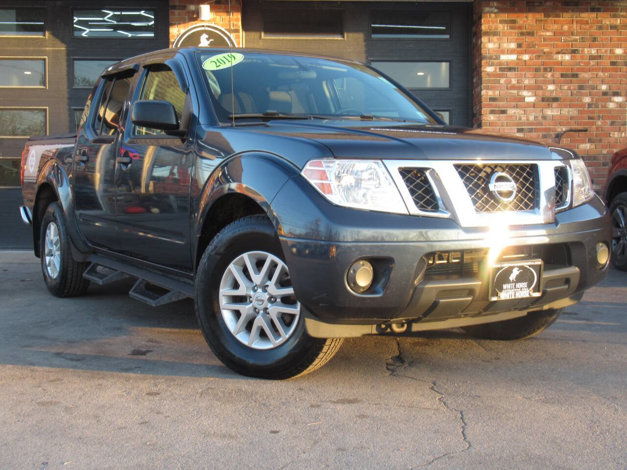 Used 2019 Nissan Frontier SV image 2