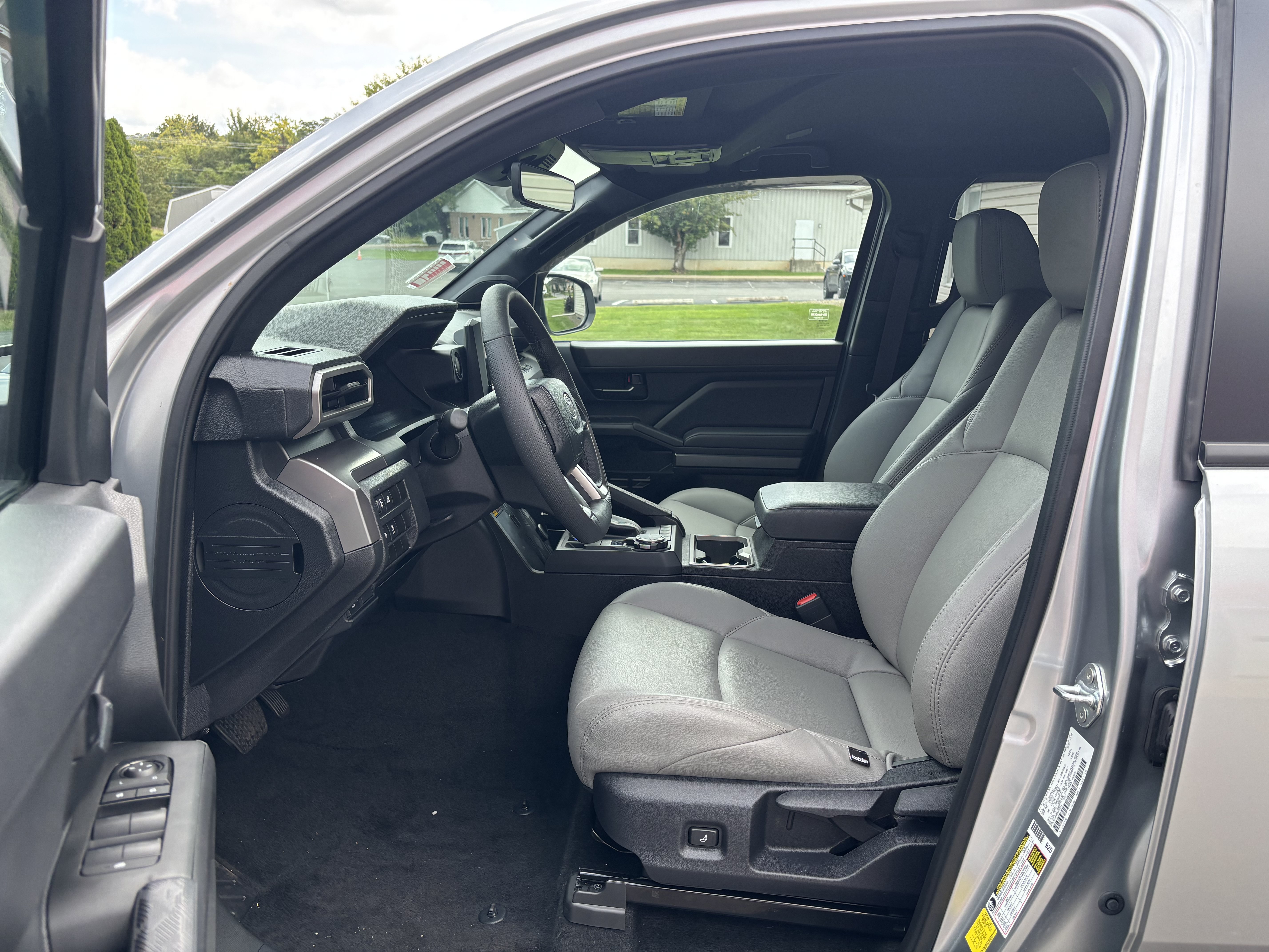 Used 2024 Toyota Tacoma SR5 AWD/4WD image 12