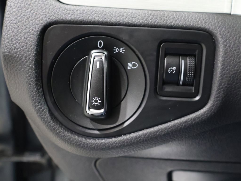 Used 2015 Volkswagen Golf S image 27