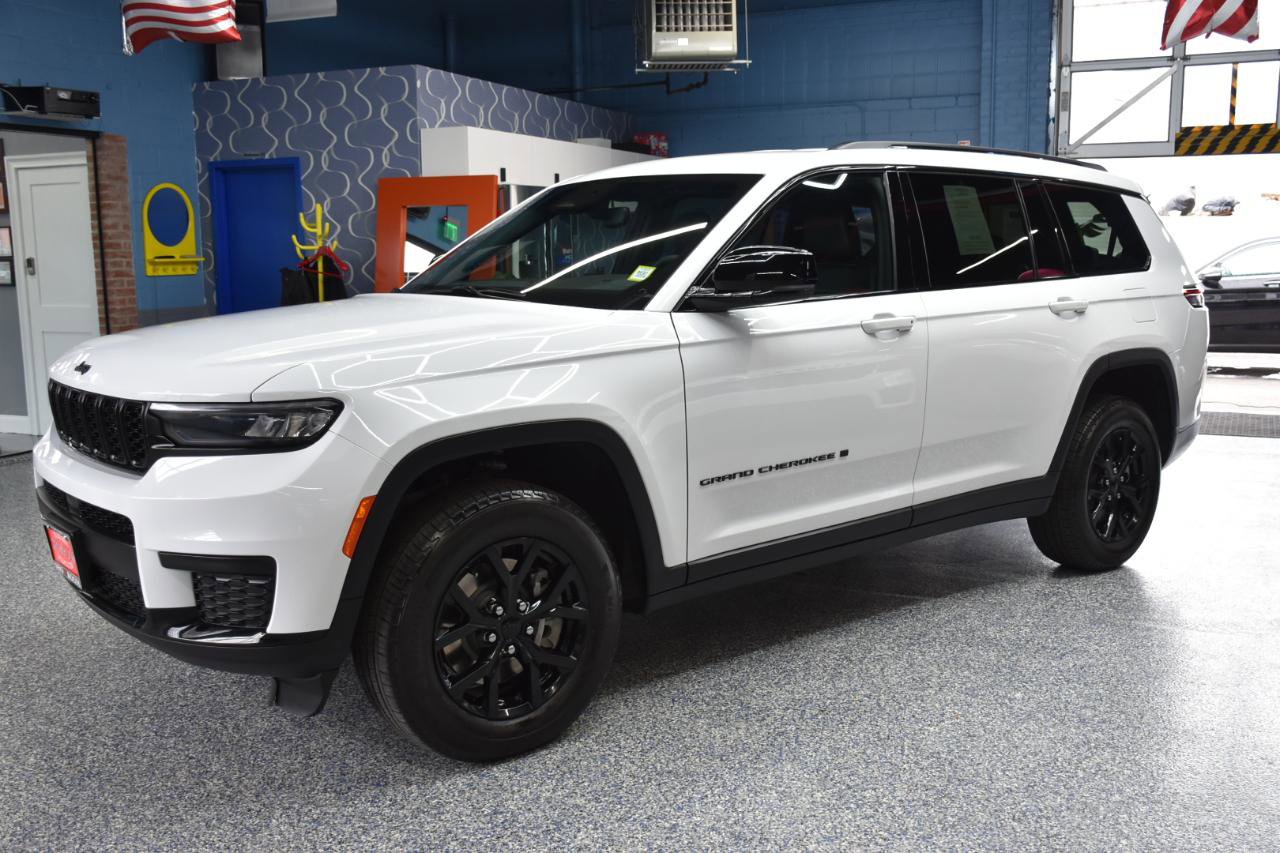 Used 2024 Jeep Grand Cherokee L Laredo AWD/4WD image 9