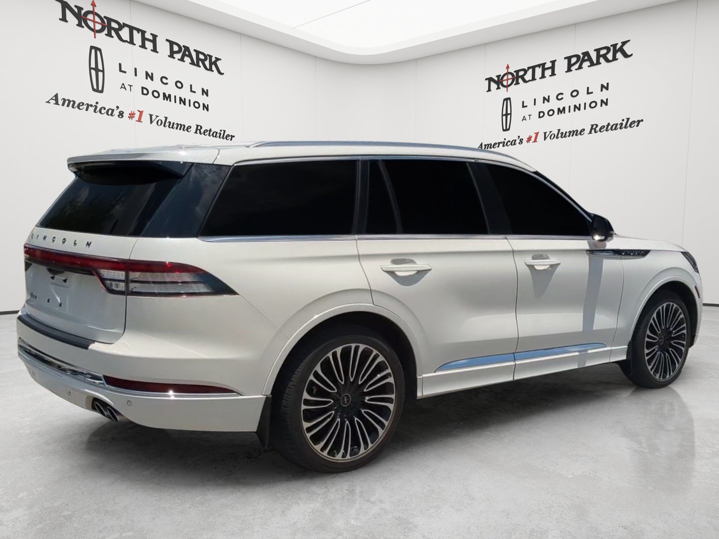 Used 2025 Lincoln Aviator Black Label AWD/4WD image 5