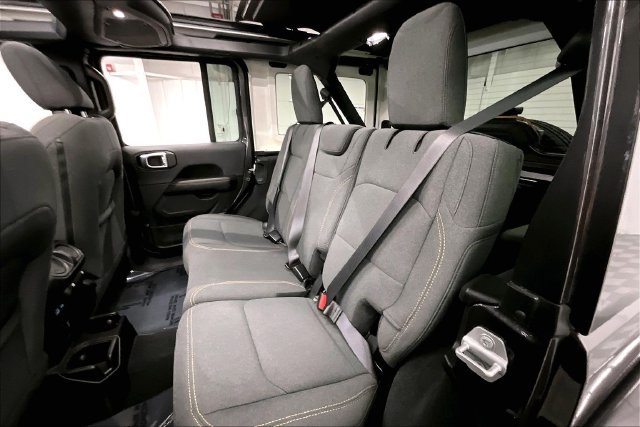 Used 2026 Jeep Wrangler Unlimited Sahara AWD/4WD image 26