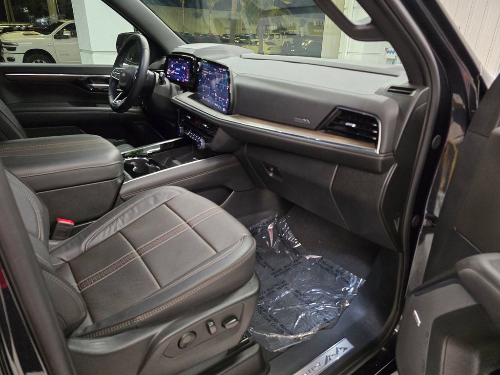 Used 2025 Chevrolet Suburban High Country RWD image 36
