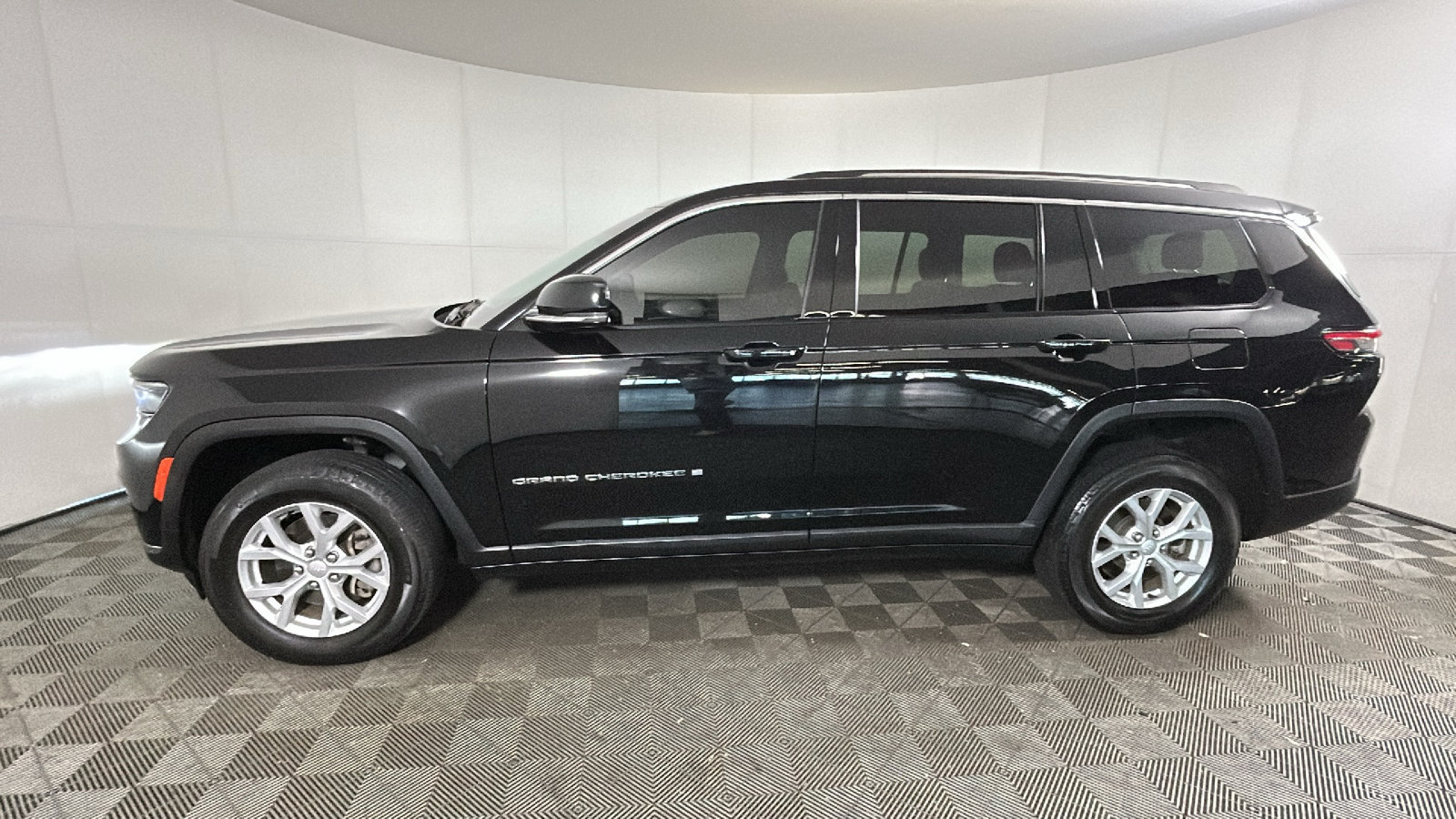 Used 2023 Jeep Grand Cherokee L Limited AWD/4WD image 7