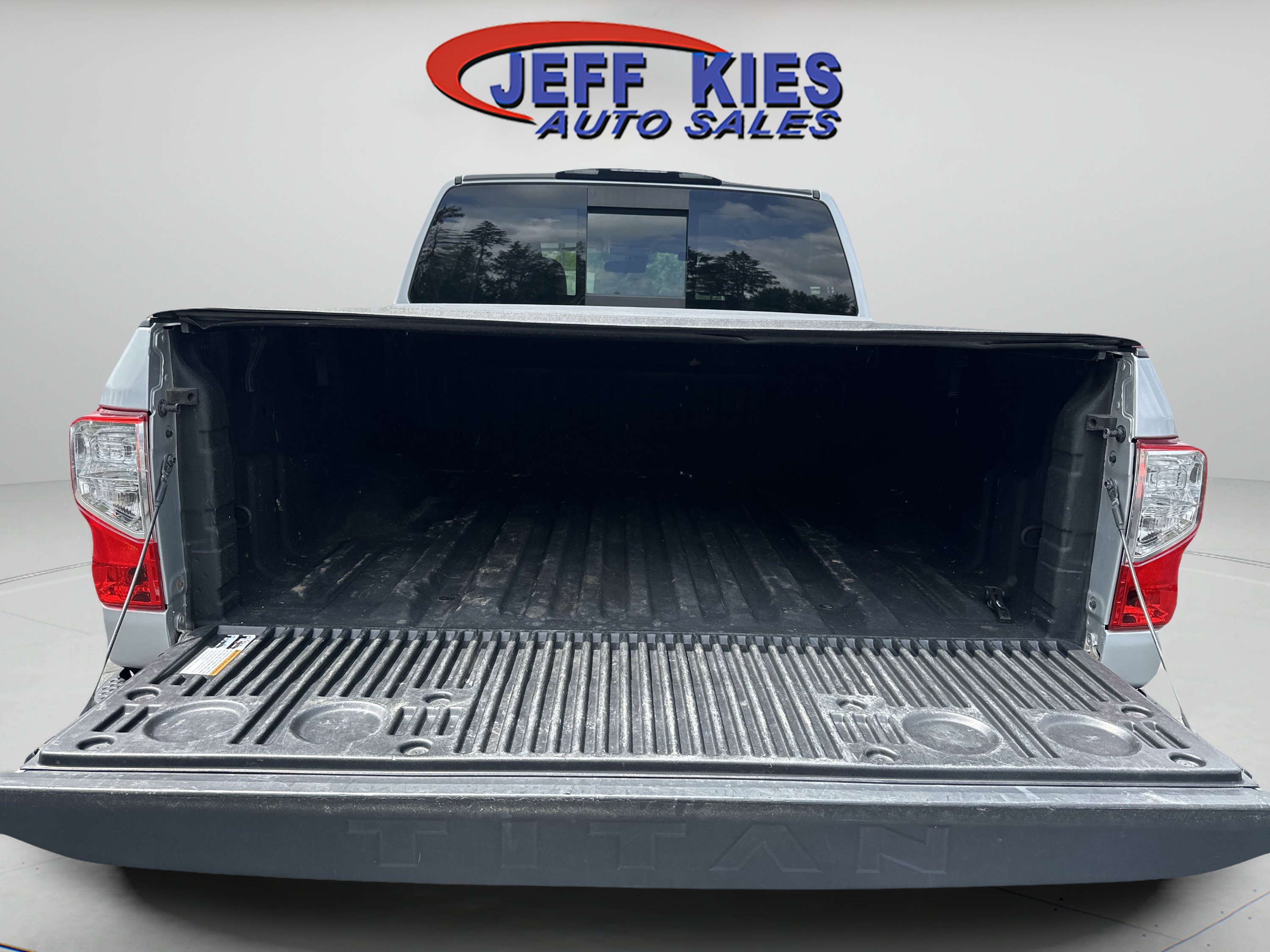 Used 2017 Nissan Titan PRO-4X image 4